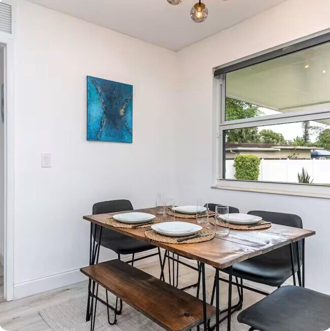 Building Photo - 2648 NW 9th Ln