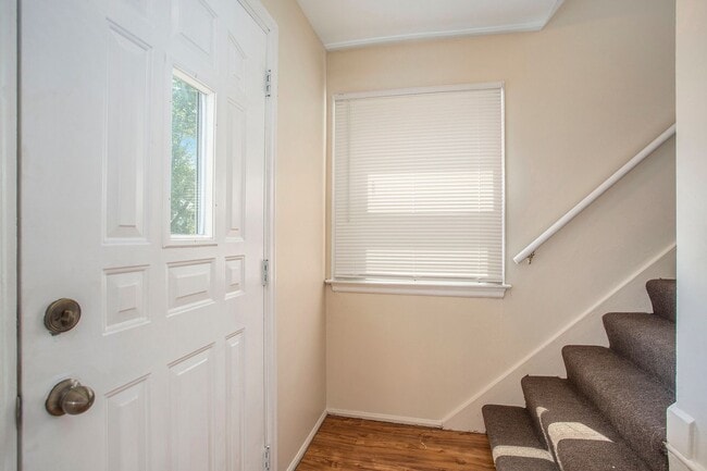 Building Photo - AVAILABLE MID-JULY!! 3 Bedroom, 1.5 Single...