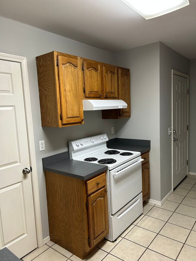 Building Photo - 904 E 5th St