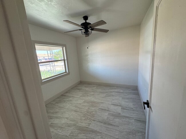 Building Photo - 4 Bed 2 Bath Home