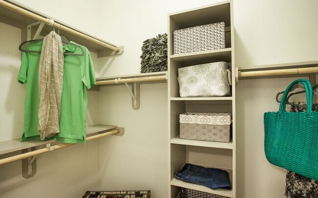 Building Photo - Boutique Living with Modern Comfort!