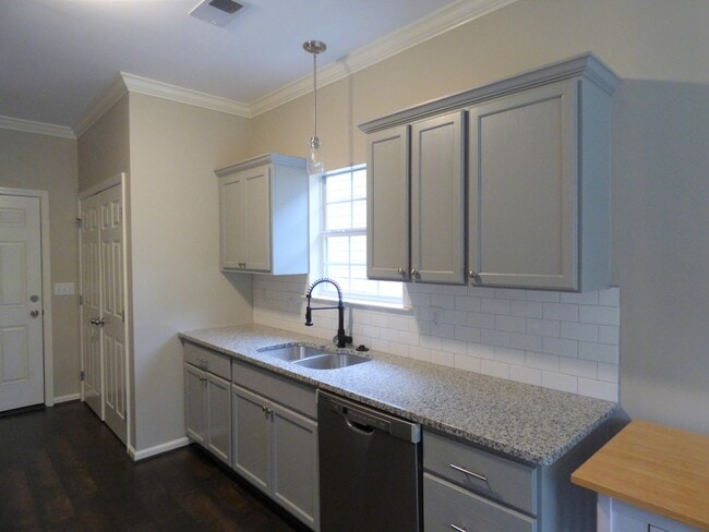 Building Photo - 951 Savannah Ln