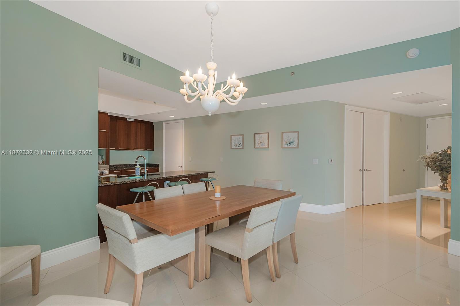 Building Photo - 16001 Collins Ave