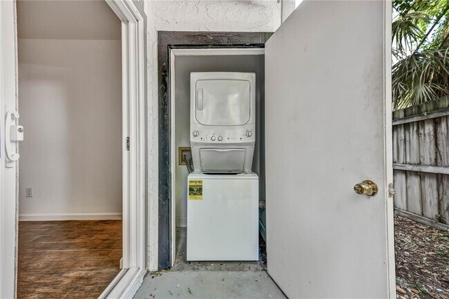 Building Photo - 3109 W Horatio St