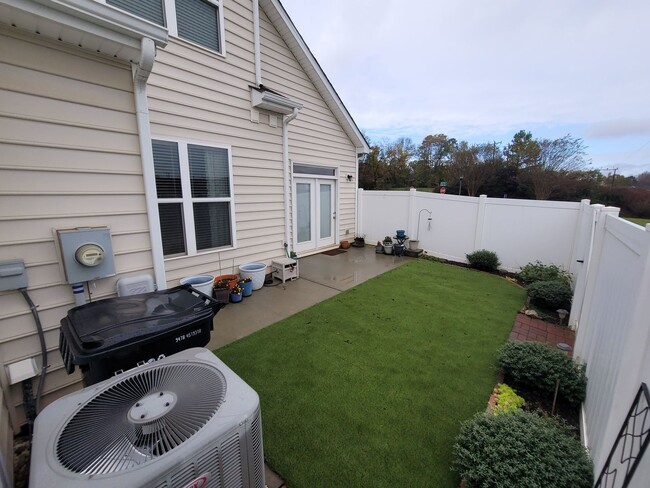 Building Photo - Great end unit in Waters Edge! Master on the main!