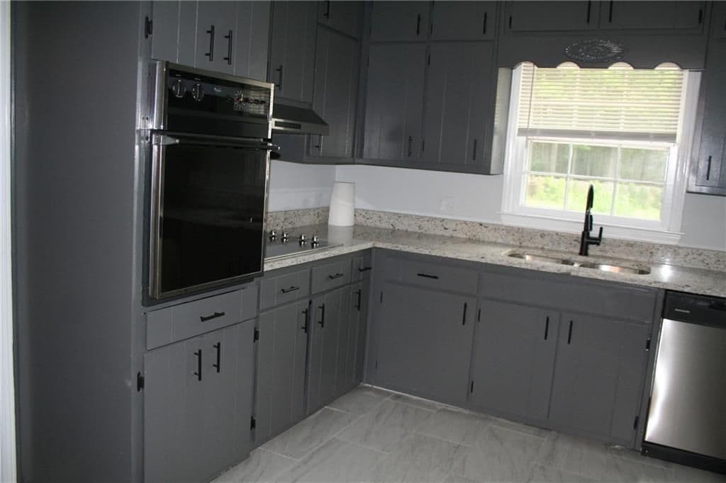 Building Photo - 2075 Pinewood Dr