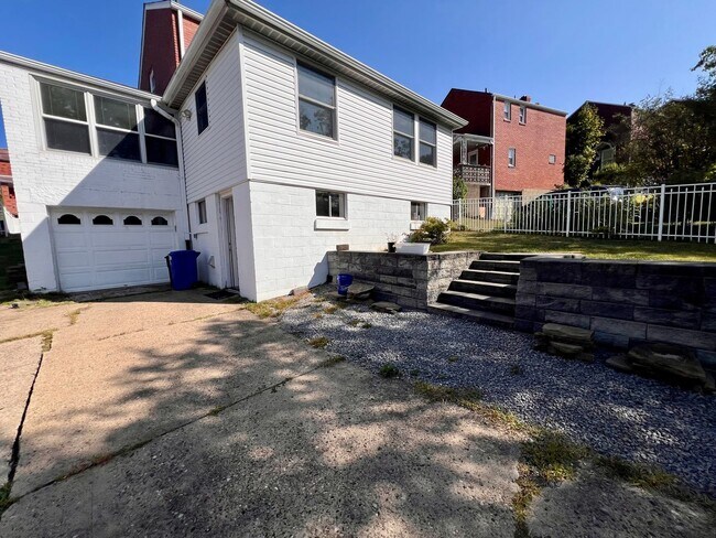 Building Photo - Pittsburgh - 2 Bedroom 1.5 Bathroom - Home...