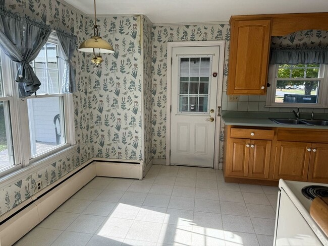 Building Photo - 5 Bedroom 2 Bathroom Home in Idyllic Neighborhood (CURRENTLY UNDER CONTRACT)