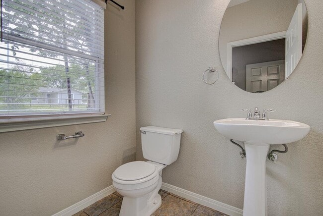 Building Photo - 1702 Singleton Ave