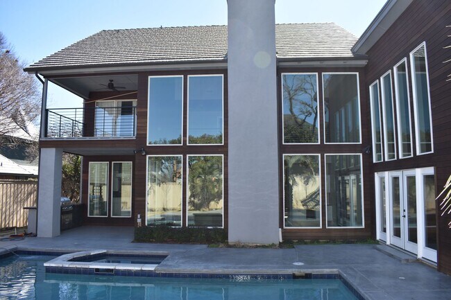Building Photo - Modern home with pool in Arlington