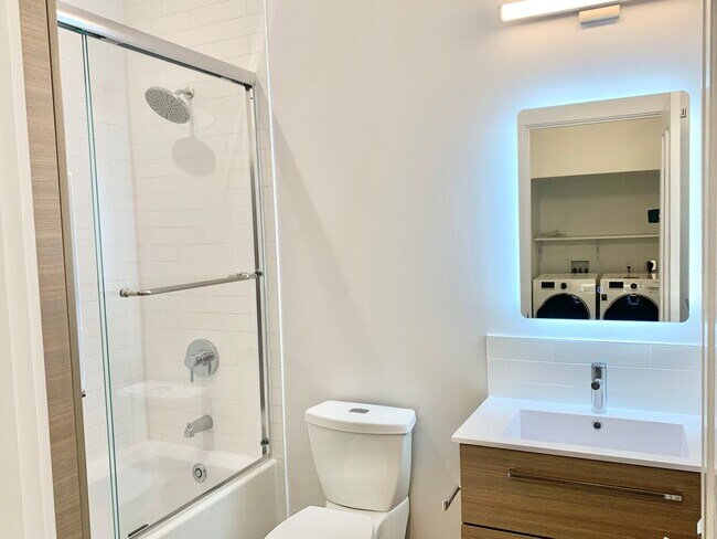 Building Photo - 2BR/1BA Valencia Corridor Luxury Garden Fl...