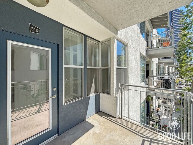 Building Photo - Sleek 1B/1BA Condo in the Heart of Marina District with A/C, In-Unit W/D & Reserved Parking!