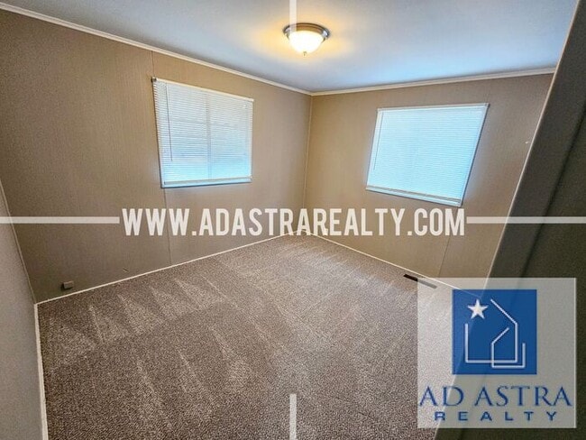 Building Photo - 3 Bedroom 1 Bathroom Home in Gladstone-Ava...