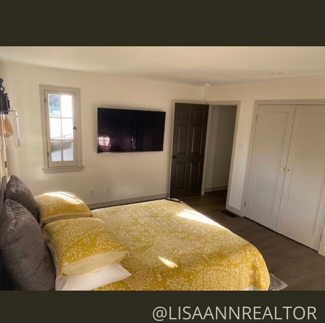 Building Photo - 2568 N Beachwood Dr