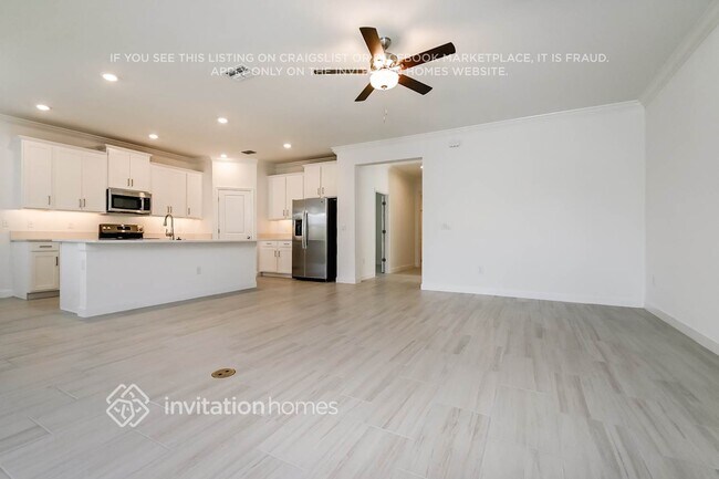 Building Photo - 14326 17 Ct E