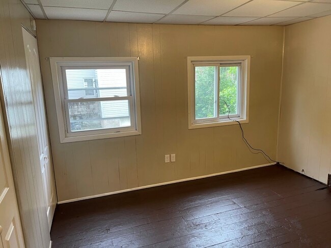 Building Photo - Cozy 1 Bedroom / 2 Bathroom Home in Braddock