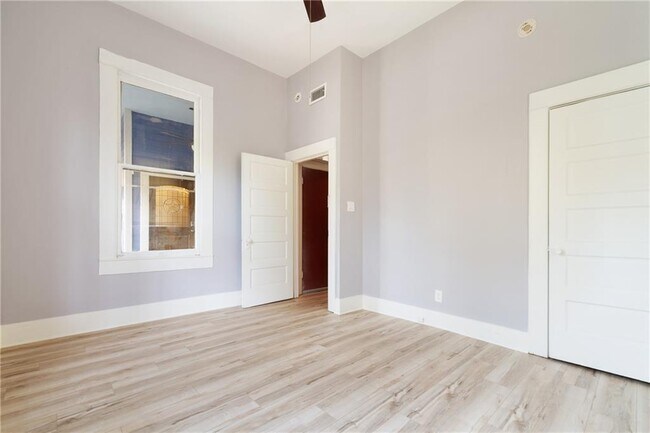 Building Photo - 3210 Hampton Rd