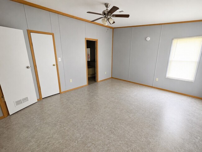 Building Photo - 573 Bluebonnet