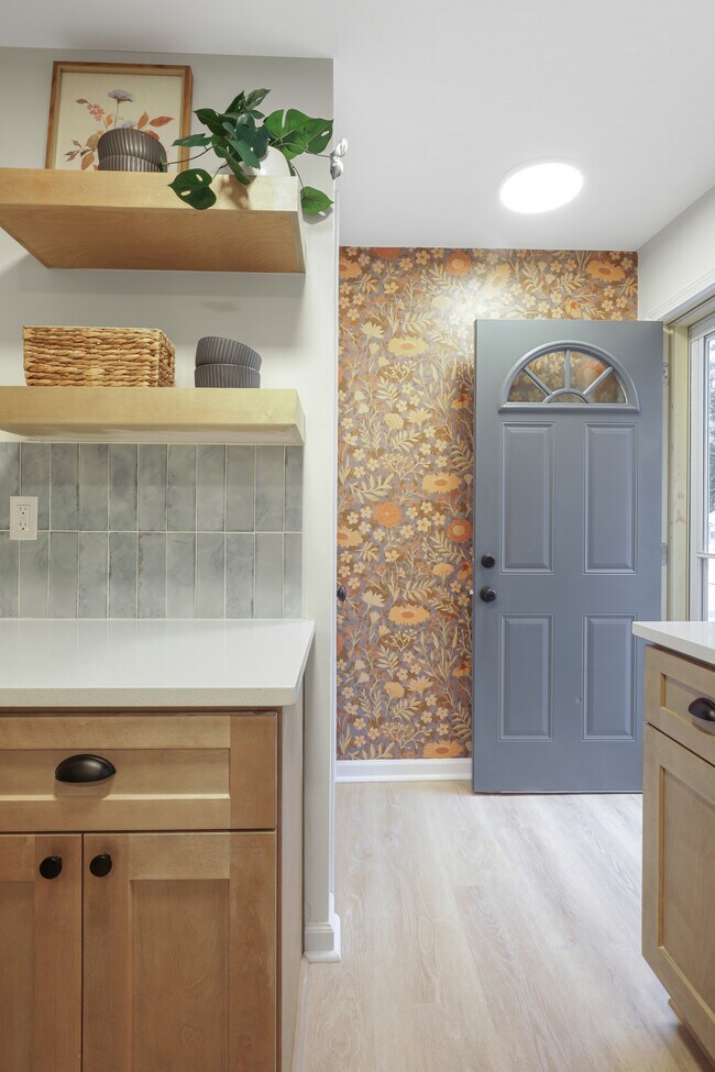 Building Photo - 1003 E Hopkins Dr