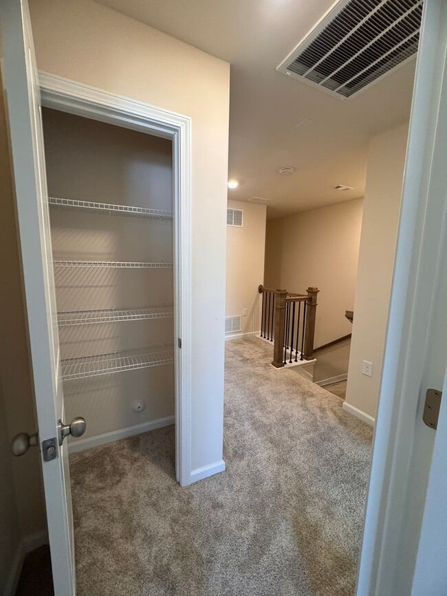 Building Photo - 3BR 2.5BA Townhome