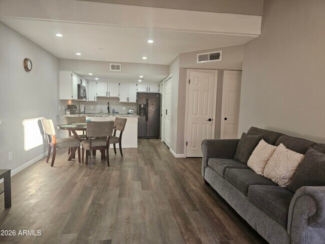 Building Photo - 2144 E Center Ln