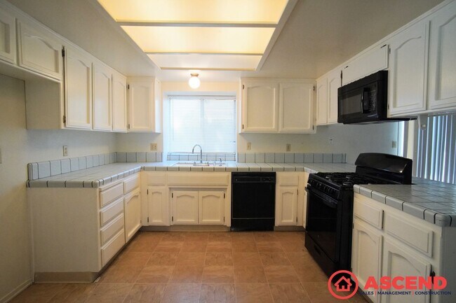 Building Photo - Lovely Home In Southwest Bakersfield!