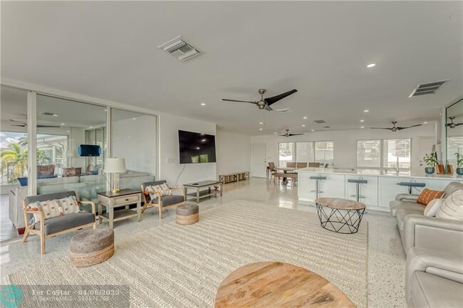 Building Photo - 2717 Yacht Club Blvd