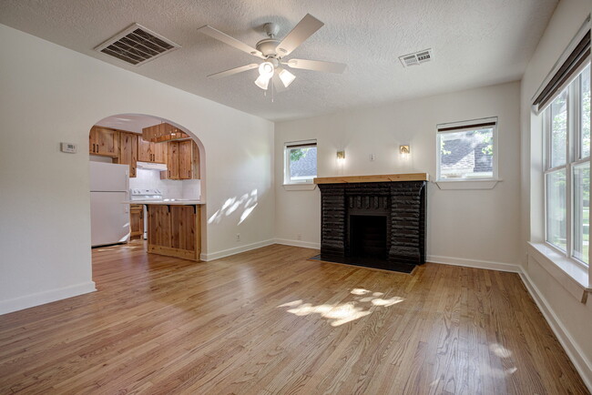 Building Photo - 511 W Comanche St
