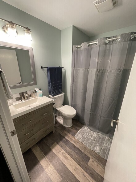 Guest Bathroom - 2956 Kentville Dr