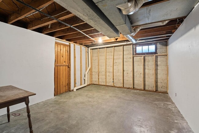 Building Photo - Beautifully maintained 1-bdrm/1-bath unit in 4-plex. Fireplace, off-street parking, laundry, grea...