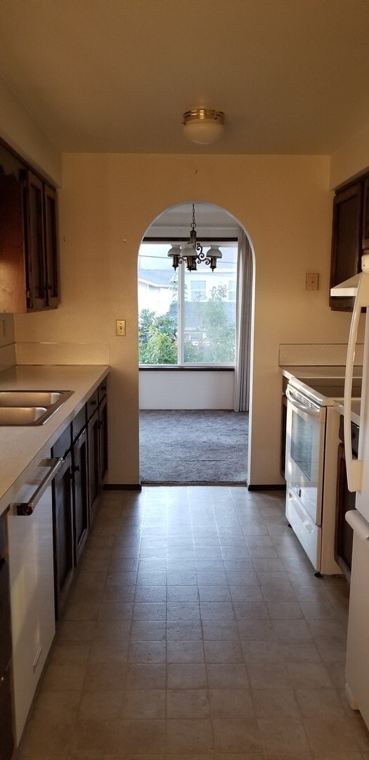 Building Photo - 3 bedroom, 2 bathroom home in well established neighborhood.