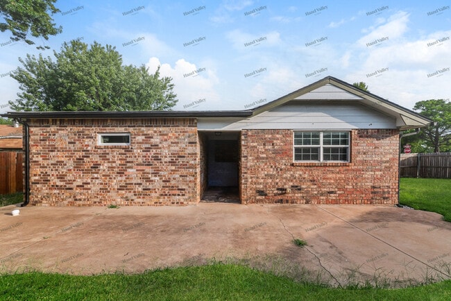 Building Photo - 806 S Meadow Ln