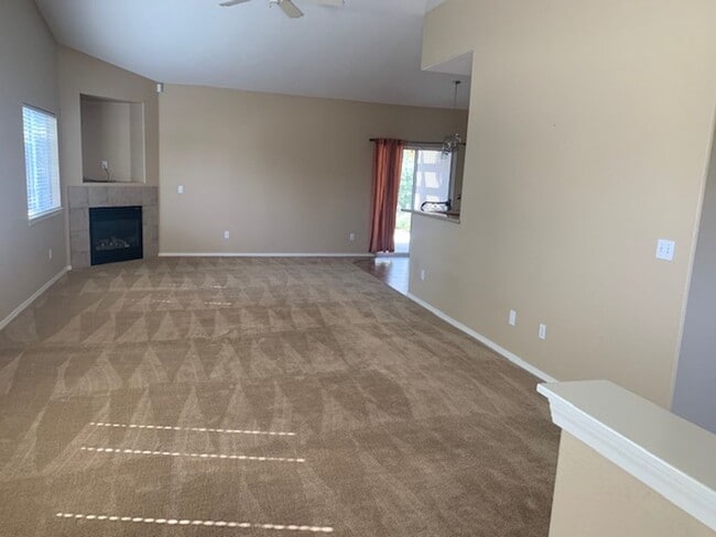 Building Photo - 3 Bedroom, 2 Bath Home with attached 3 car...