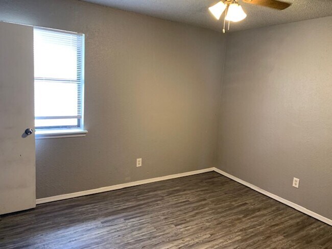 Building Photo - 2 Bedroom Townhome