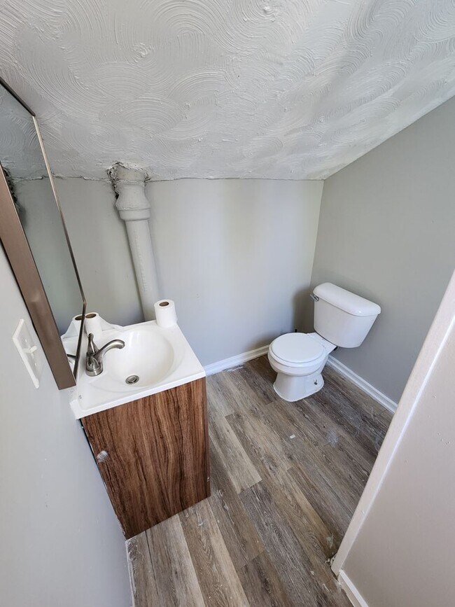 Building Photo - Two Bedroom Single Family Home!
