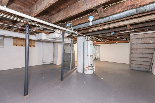 Building Photo - Spacious 3 bedroom/1 bath Single house! Ga...