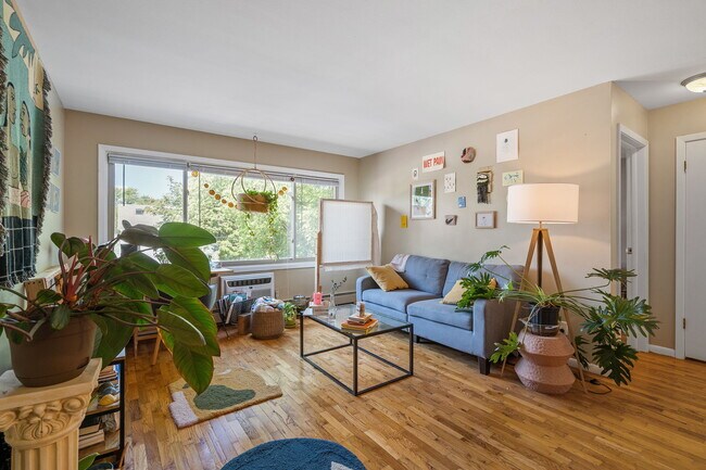 Building Photo - 3332 Hennepin