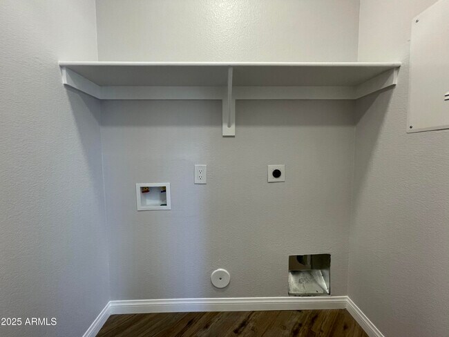Building Photo - 841 E Lovegrass Dr
