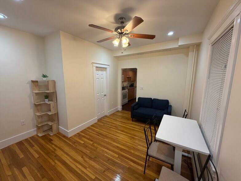 Building Photo - 67 Oak St