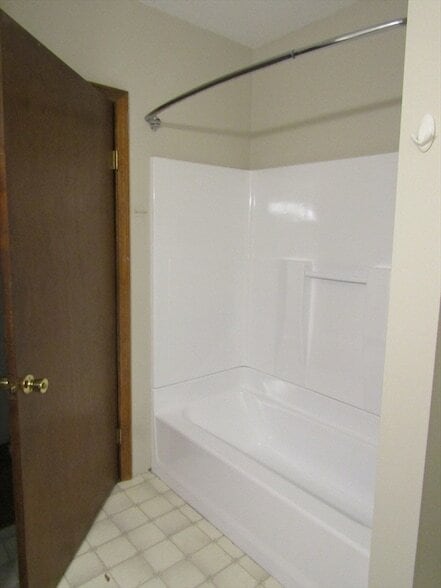 Building Photo - 23 Maple St