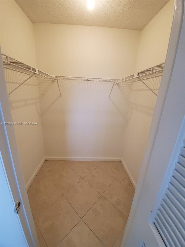 Building Photo - 560 SE 2nd Ave