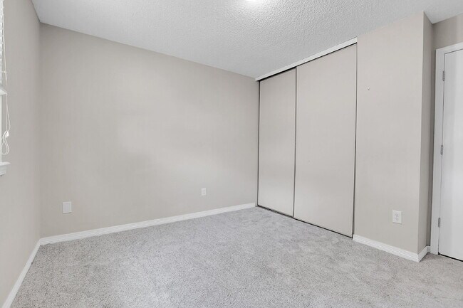 Building Photo - $2,595.00, 4 bed, 2 bath, located in Auror...