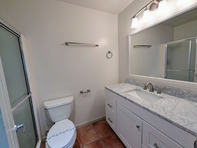 Building Photo - Bright and Charming 3 Bedroom 2 Bath Condo with Patio and A/C!