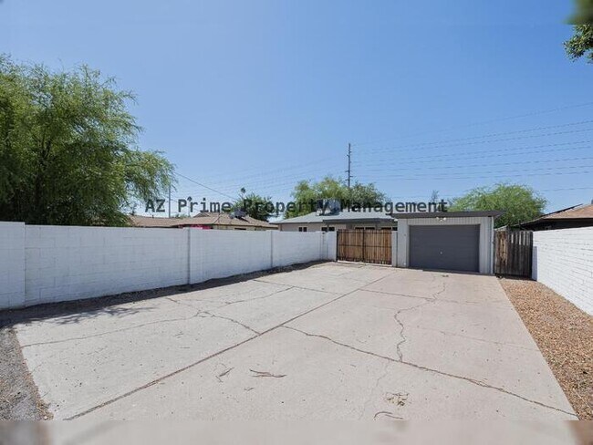 Building Photo - 1808 W Thomas Rd