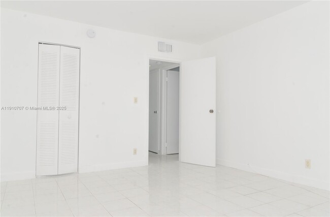 Building Photo - 100 Bayview Dr