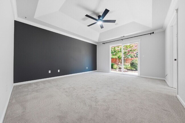 Building Photo - Very clean move in ready dog friendly