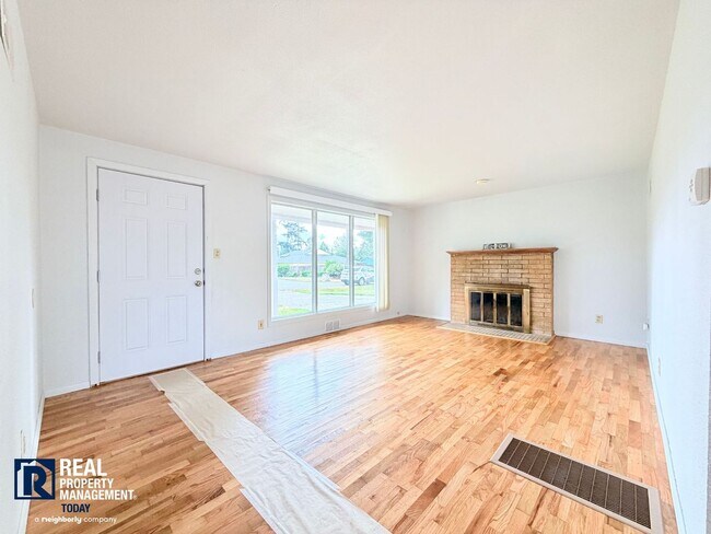 Building Photo - Charming Tacoma Home with Huge Fenced Yard, Garage & Hardwood Floors
