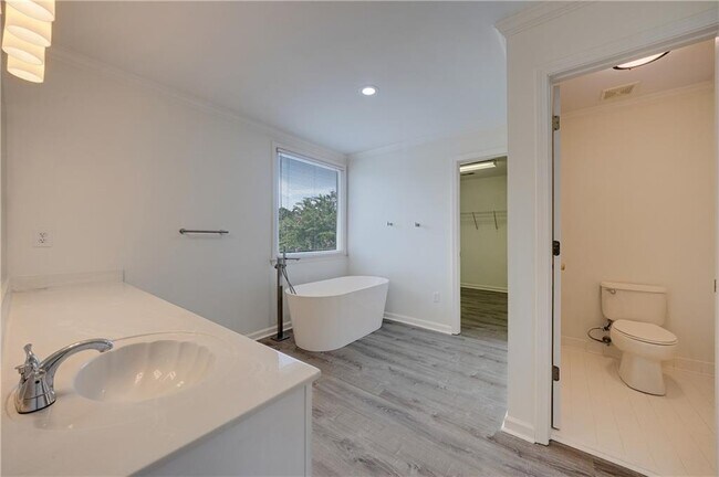 Building Photo - 5795 Dovnick Dr SW
