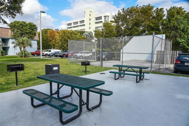 Building Photo - 9611 SW 77th Ave