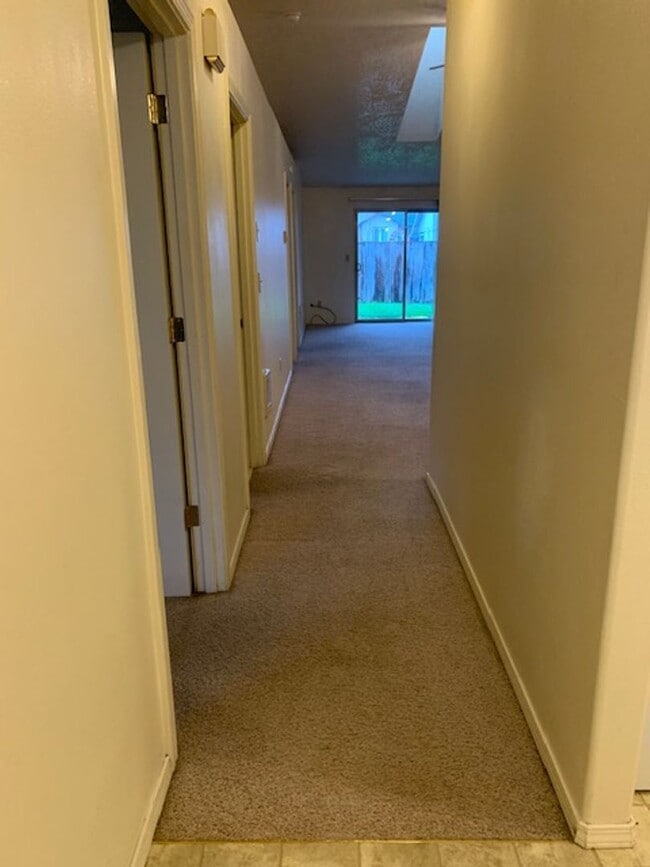 Building Photo - Duplex on Benjamin Ave